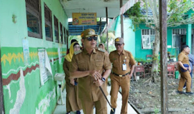 D:\2025\Agustus 2025\29 Agustus 2025\5\hal 5\Wali Kota Banjarmasin H Muhammad Yamin HR saat mengunjungi SDN 10 Basirih.jpg