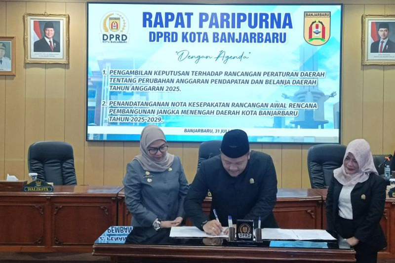 D:\2025\Agustus 2025\4 Agustus 2025\5\hal 5\Ketua DPRD Banjarbaru Gusti Rizky Sukma Iskandar Putera disaksikan.jpg