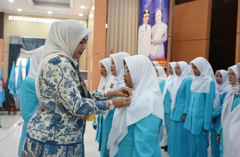D:\2025\Agustus 2025\5 Agustus 2025\5\hal 5\Bunda PAUD Kabupaten Banjar Hj Nurgita Tiyas secara simbolis memasangkan.jpg