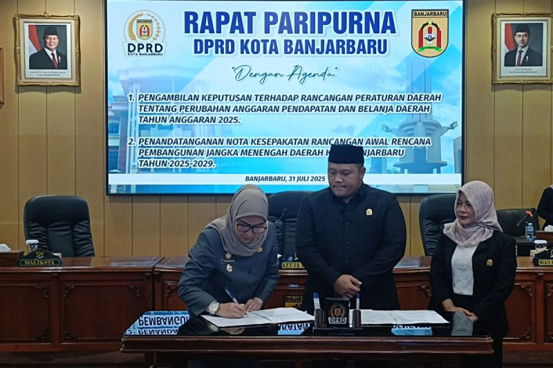 D:\2025\Agustus 2025\5 Agustus 2025\5\hal 5\Wali Kota Banjarbaru Erna Lisa Halaby menandatangani berita acara pengesahan.jpg