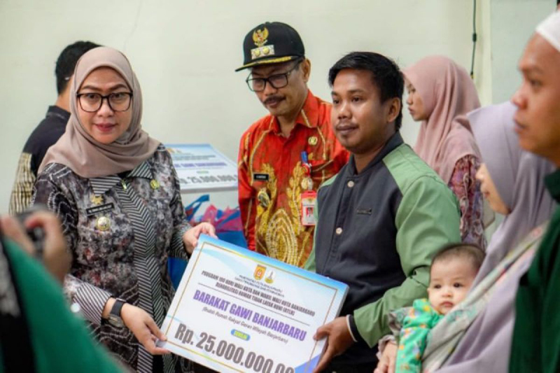 D:\2025\Agustus 2025\5 Agustus 2025\5\hal 5\Wali Kota Banjarbaru Erna Lisa Halaby didampingi Wakil Wali Kota Wartono.jpg