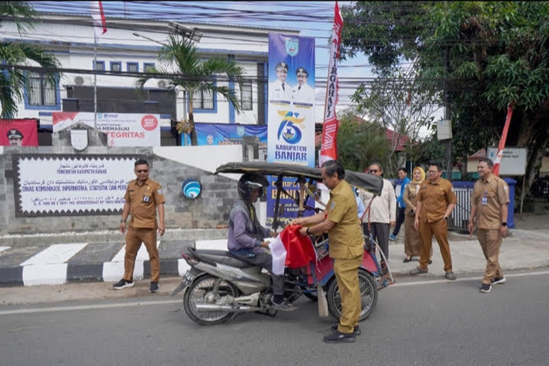 D:\2025\Agustus 2025\6 Agustus 2025\5\hal 5\Kepala DKISP Banjar HM Aidil Basith didampingi jajarannya membagikan.jpg