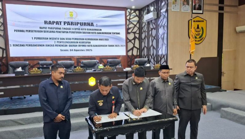 D:\2025\Agustus 2025\6 Agustus 2025\5\hal 5\Wali Kota Banjarmasin H Muhammad Yamin HR dan Ketua DPRD Kota.jpg