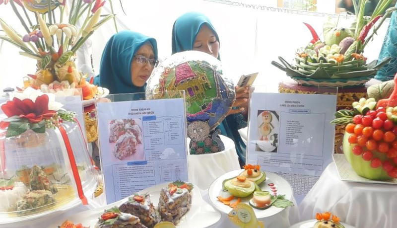 D:\2025\Agustus 2025\7 Agustus 2025\5\hal 5\Salah satu peserta menyajikan menu masakan saat Lomba Masak.jpg