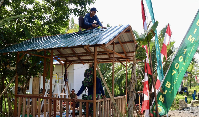 D:\2025\Agustus 2025\7 Agustus 2025\5\hal 5\Satgas TMMD ke-125 Kodim 1007Banjarmasin memasang atap Poskamling.jpg