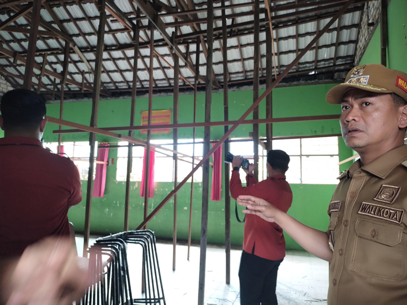 D:\2025\Agustus 2025\7 Agustus 2025\5\hal 5\Wali kota HM Yamin saat mantau kondisi sekolah SDN Sungai Jingah 4.jpg