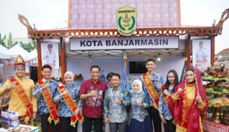 D:\2025\Agustus 2025\8 Agustus 2025\5\hal 5\Jajaran Pemkot Banjarmasin berpartisipasi menampilkan produk khas.jpg