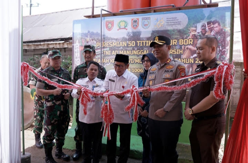 D:\2025\Agustus 2025\8 Agustus 2025\5\hal 5\Pj Sekda Kabupaten Banjar Ikhwansyah (tengah) menggunting pita.jpg