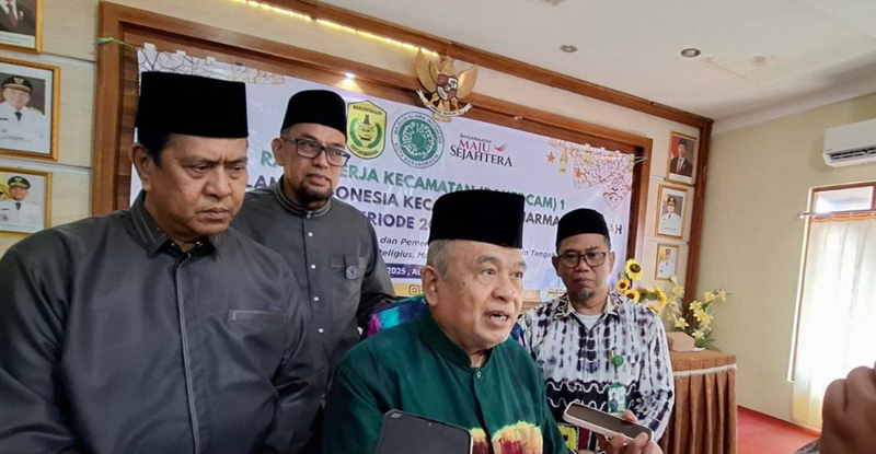 D:\2025\Agustus 2025\8 Agustus 2025\5\hal 5\Wakil Ketua MUI Kalsel Prof Abdul Hafiz Anshari saat menghadiri.jpg