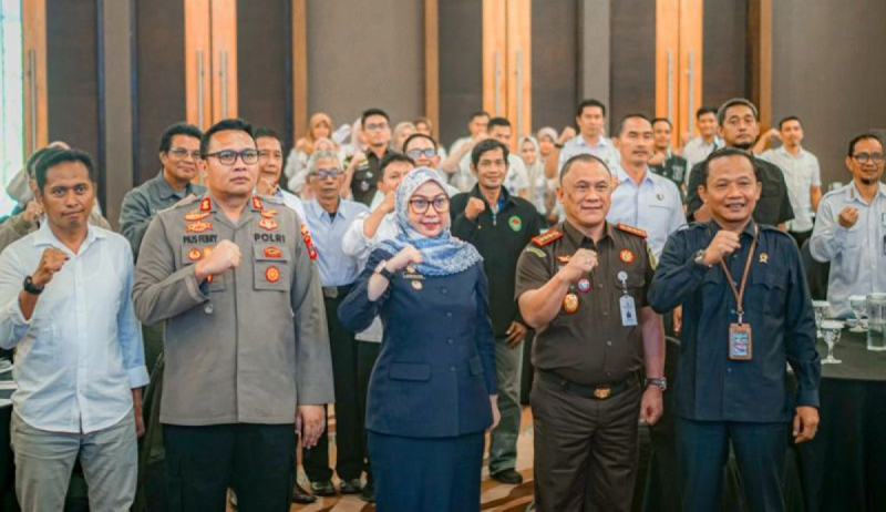 D:\2025\Agustus 2025\8 Agustus 2025\5\hal 5\Wali Kota Banjarbaru Erna Lisa Halaby bersama unsur Forkopimda foto bersama.jpg