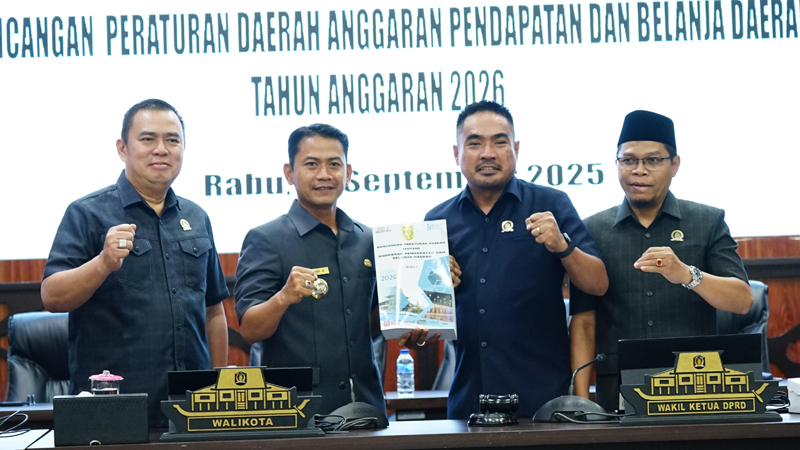 D:\2025\September 2025\11 september 2025\5\HAL 5\Walikota Banjarmasih HM.Yamin dan unsur pimpinan DPRD Kota Banjarmasin menyerhakan nota kesepakatan APBD Banjarmasin 2026.jpg