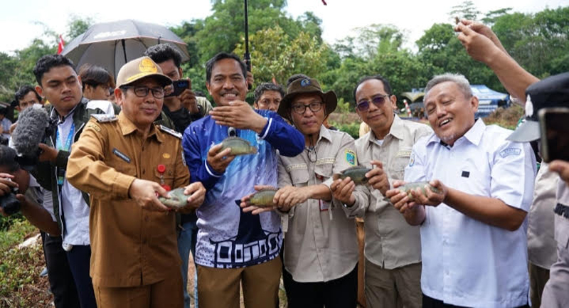 D:\2025\September 2025\16 september 2025\5\hal 5\Pj Sekda Banjar Ikhwansyah (kiri) didampingi Kepala DKISP HM Aidil Basith.jpg