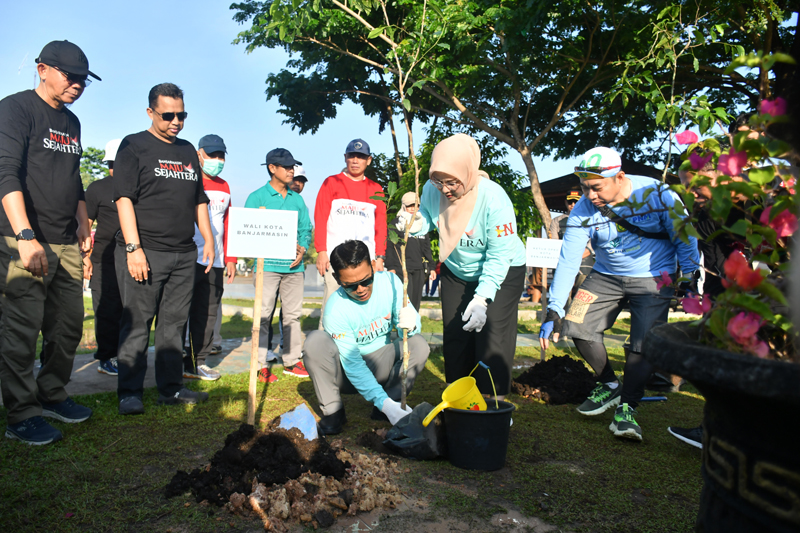 D:\2025\September 2025\16 september 2025\5\hal 5\Walikota Yamin didampingi istri serta para kepala SKPD pemko Banjarmasin melakukan aksi.jpg
