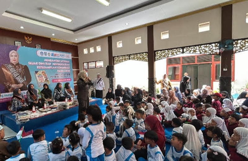 D:\2025\September 2025\17 September 2025\5\HAL 5\Bunda PAUD Kabupaten Banjar Hj Nurgita Tiyas mendongengkan anak-anak.jpg