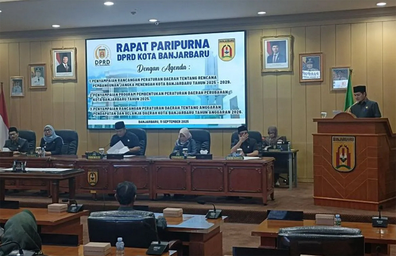 D:\2025\September 2025\17 September 2025\5\HAL 5\Ketua Bapemperda DPRD Banjarbaru Hindera Wahyudin (podium) saat menyampaikan hasil.jpg