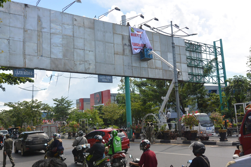 D:\2025\September 2025\17 September 2025\5\HAL 5\Penertiban atau pembongkaran reklame bando.jpg
