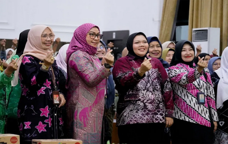 D:\2025\September 2025\17 September 2025\5\HAL 5\Wali Kota Banjarbaru Erna Lisa Halaby (dua dari kiri) menghadiri sosialisasi.jpg