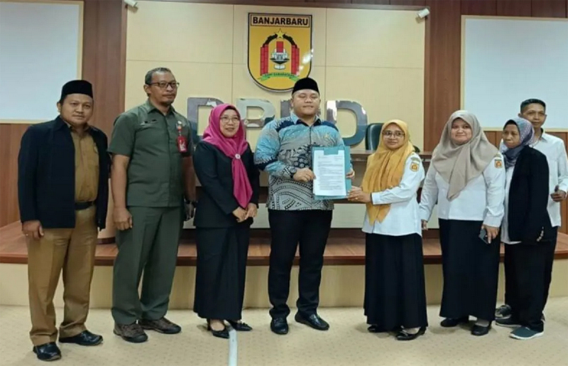 D:\2025\September 2025\18 September 2025\5\HAL 5\Ketua DPRD Kota Banjarbaru Gusti Rizky Sukma Iskandar Putera saat menerima.jpg