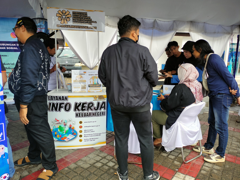 D:\2025\September 2025\18 September 2025\5\HAL 5\Stand BP2MI yang menawarkan kerja di luar negeri mulai dilirik warga Banjarmasin.jpg