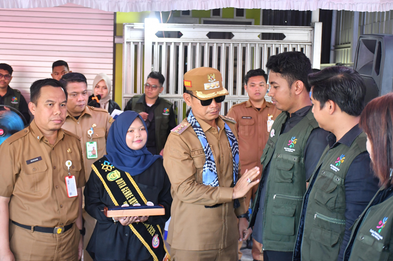 D:\2025\September 2025\2 September 2025\5\hal 5\WALIKOTA Yamin menyematkan pin.jpg