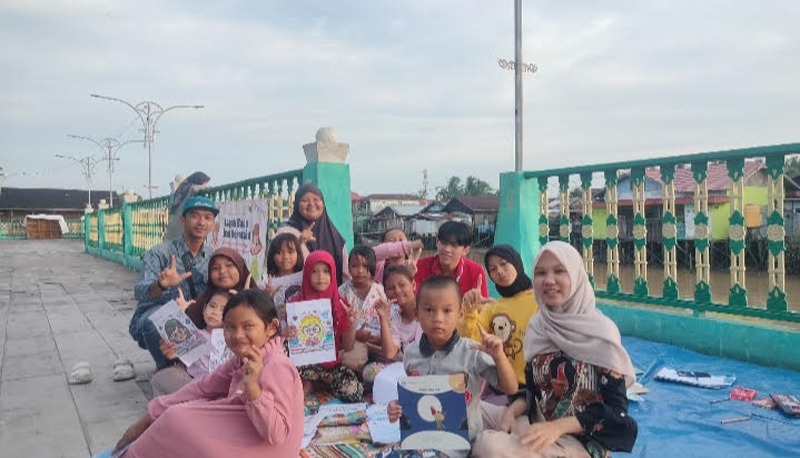 D:\2025\September 2025\22 September 2025\5\HAL 5\Anak-anak memperlihatkan karyanya memwarnai gambar-gamba.jpg