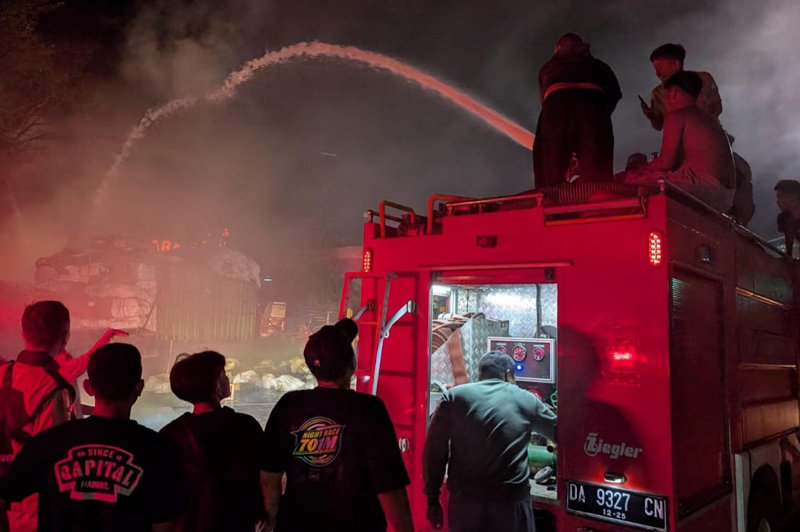 D:\2025\September 2025\22 September 2025\5\HAL 5\Api berhasil dipadamkan dengan cepat oleh Tim Pemadam Kebakaran (Damkar) Pelindo yang berkolaboras.jpg