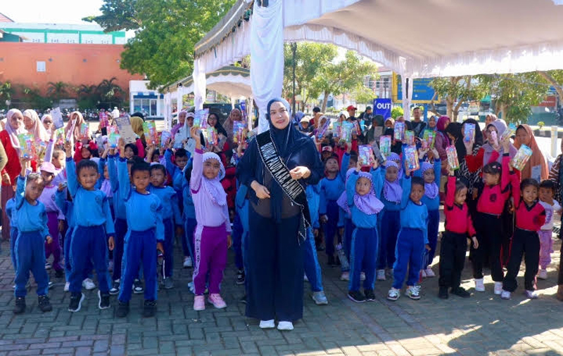 D:\2025\September 2025\22 September 2025\5\HAL 5\Bunda PAUD Kabupaten Banjar Hj Nurgita Tiyas bersama anak-anak TK Negeri.jpg