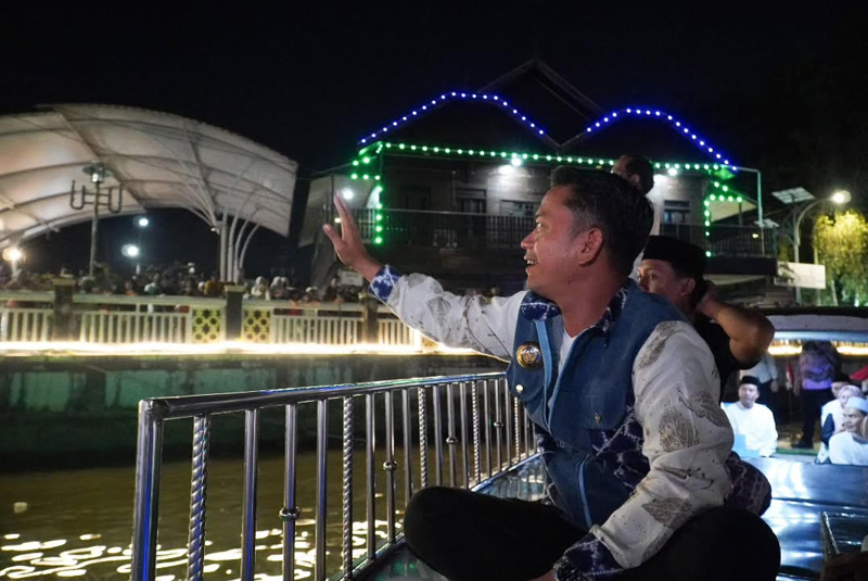 D:\2025\September 2025\25 September 2025\5\hal 5\Walikota H.Muhammad Yamin hadir dan menyapa warga langsung saat festival jukung tanglong.jpg