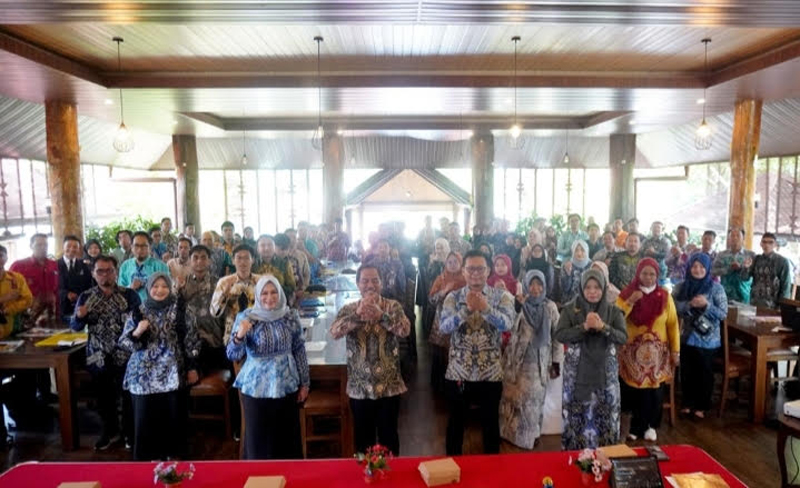 D:\2025\September 2025\26 September 2025\5\HAL 5\Kepala DKISP Kabupaten Banjar HM Aidil Basith bersama para narasumber.jpg