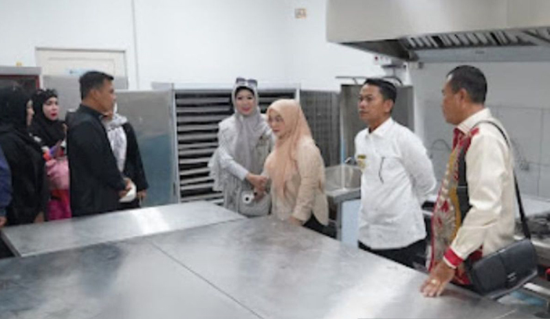 D:\2025\September 2025\3 September 2025\5\Wali Kota Banjarmasin H Muhammad Yamin HR (baju putih) didampingi istri.jpg
