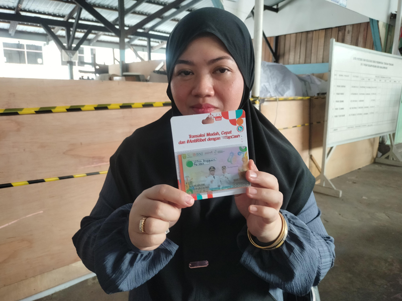D:\2025\September 2025\30 September 2025\5\HAL 5\Wilna pedagang pasar memperlihatkan.jpg