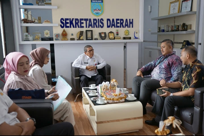 D:\2025\Oktober 2025\10 Oktober 2025\5\HAL 5\Pj Sekda Banjar H Ikhwansyah menerima Pimpinan Cabang PT Bank Rakyat Indonesia.jpg