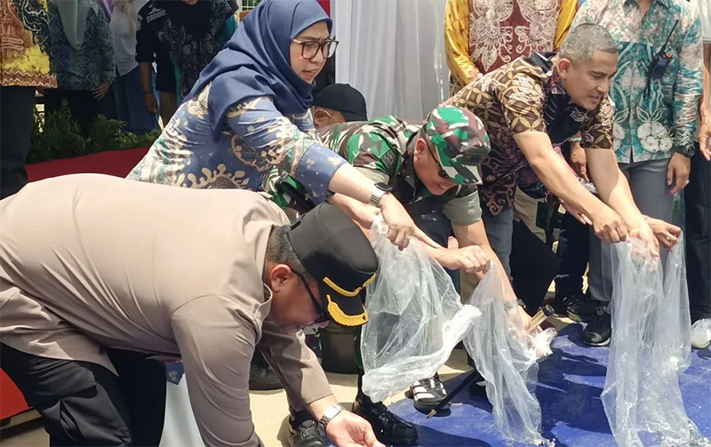 D:\2025\Oktober 2025\13 Oktober 2025\5\Ketua Komisi III DPRD Banjarbaru M Syahrial (paling kanan) bersama Wali Kota Erna Lisa.jpg