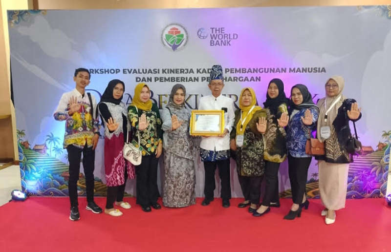 D:\2025\Oktober 2025\13 Oktober 2025\5\Perangkat Desa Lokgabang Kecamatan Astambul Kabupaten Banjar foto bersama seusai.jpg