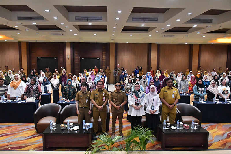 D:\2025\Oktober 2025\15 Oktober 2025\5\HAL 5\WALIKOTA Banjarmasin HM Yamin dan Kepala Disperdagin Ichrom Muftezar.jpg