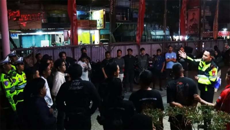 D:\2025\Oktober 2025\16 Oktober 2025\5\HAL 5\Kanit Kamsel Ipda Ansyah Bhakti Satyabharda bersama Kasubnit 3 Kamsel Aiptu Budiono dan anggota Polantas lain sedang memberikan edukasi.jpg