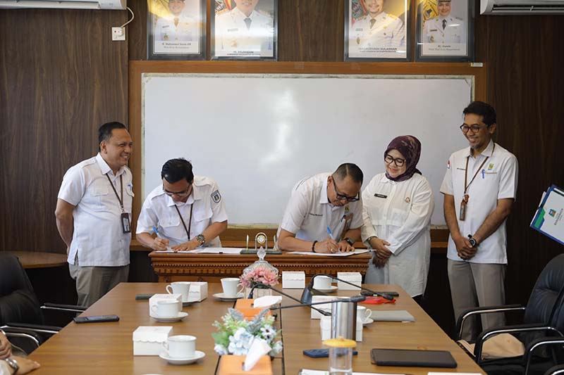 D:\2025\Oktober 2025\16 Oktober 2025\5\HAL 5\PAM Bandarmasih Teken kerjasama dengan PALD untuk pengembalian tagihan limbah kepelanggan.jpg