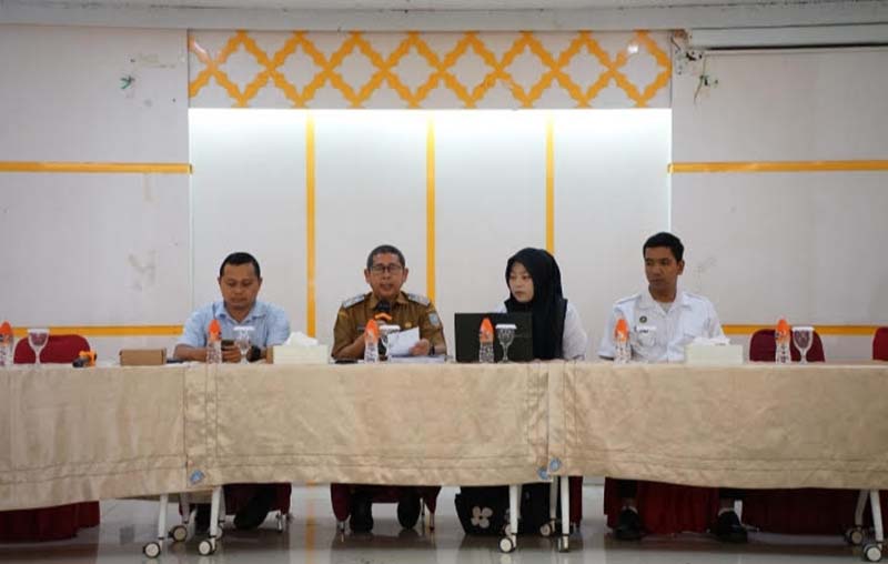 D:\2025\Oktober 2025\16 Oktober 2025\5\HAL 5\Pj Sekda Banjar H Ikhwansyah (kedua dari kiri) memberikan arahan.jpg