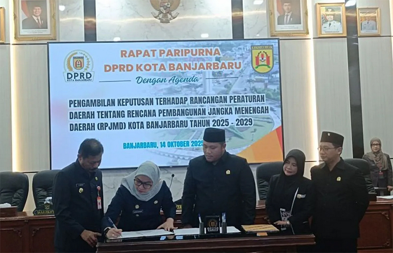 D:\2025\Oktober 2025\16 Oktober 2025\5\HAL 5\Untitled-1Wali Kota Banjarbaru Erna Lisa Halaby didampingi Wakil Wali Kota Wartono disaksikan Ketua DPRD.jpg