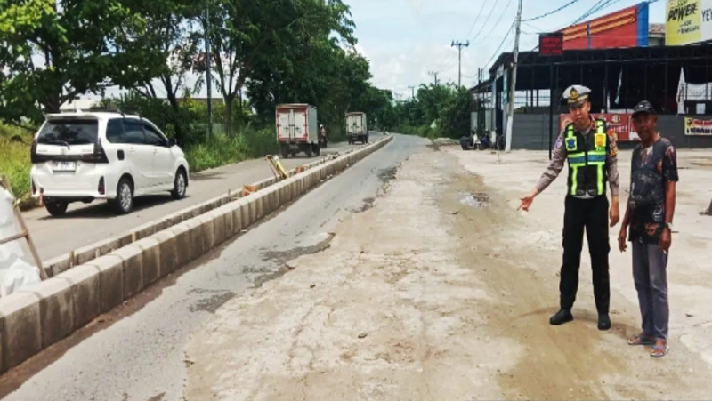 D:\2025\Oktober 2025\2 Oktober 2025\2\2\Temukan Bekas Cor Semen, Petugas Tegur Pelaku Usaha.jpg