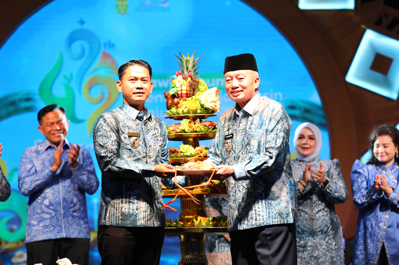 D:\2025\Oktober 2025\2 Oktober 2025\5\HAL 5\Gubernur Kalsel H Muhidin menyerahkan nasi tumpeng bertingkat kepada Walikota Banjarmasin HM Yamin pada puncak Hari Jadi ke-499 Kota Banjarmasin..jpg