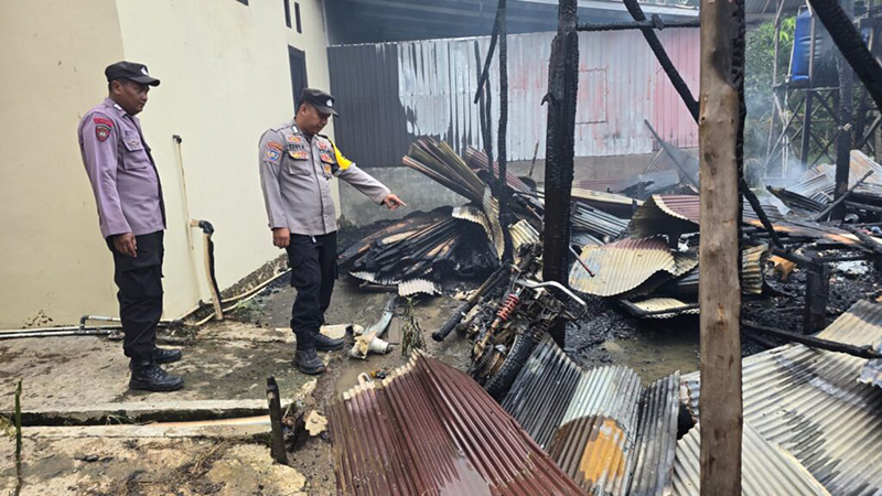 D:\2025\Oktober 2025\20 Oktober 2025\2\2\Petugas Amankan TKP Kebakaran di Maburai.jpg