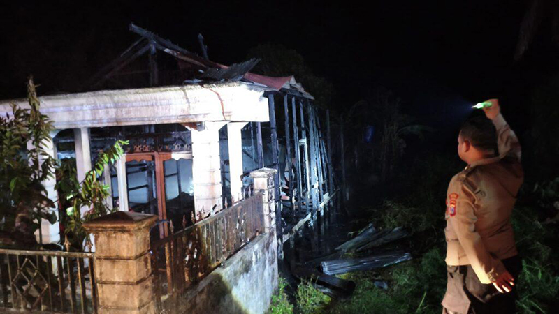 D:\2025\Oktober 2025\21 Oktober 2025\2\22\New Folder\Dua Rumah di Pulau Ku'u Terbakar.jpg