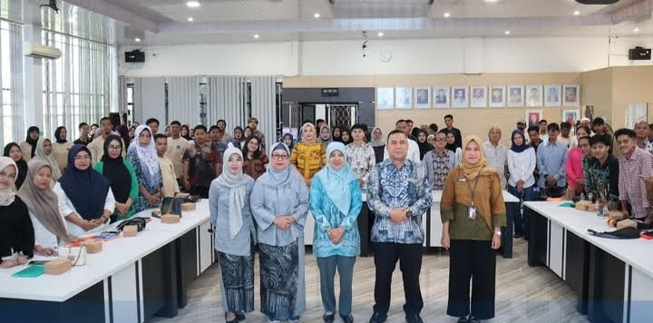 D:\2025\Oktober 2025\23 Oktober 2025\5\hal 5\Dinkes Banjarmasin bersama peserta pelatihan.jpg