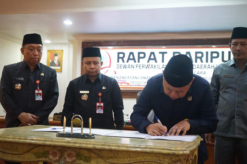 D:\2025\Oktober 2025\24 Oktober 2025\2\222\New Folder\DPRD Tapin Gelar Paripurna Penandatanganan KUA dan PPAS.jpg