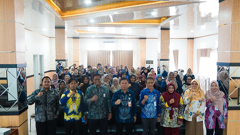 D:\2025\Oktober 2025\24 Oktober 2025\5\hal 5\Sekdakot Banjarmasin, Ikhsan Budiman dan peserta sertifikasi TKDN.jpg