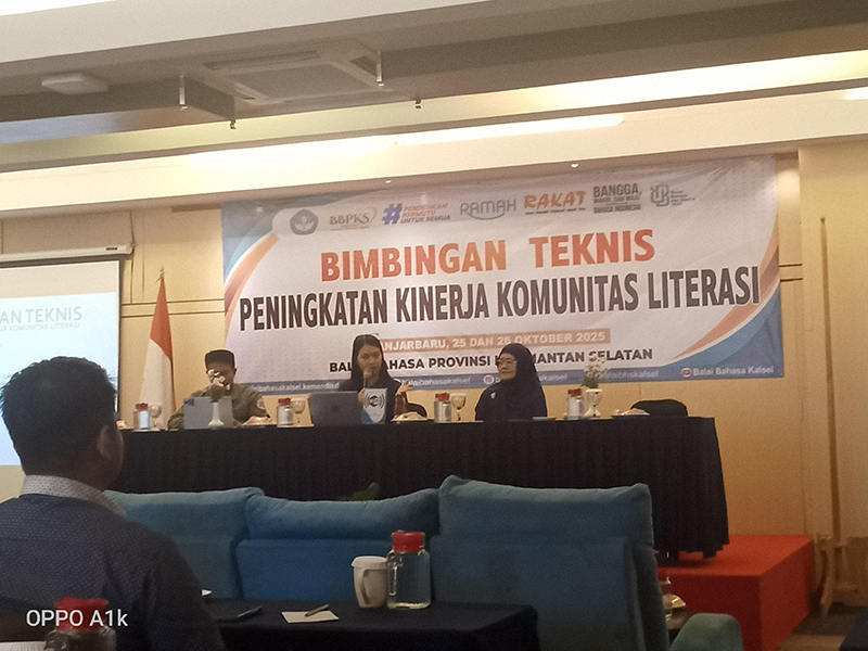 D:\2025\Oktober 2025\27 Oktober 2025\5\hal 5\Kasubag Umum Balai Bahasa Provinsi Kalimantan Selatan Ratna Purwito Sari (tengah).jpg