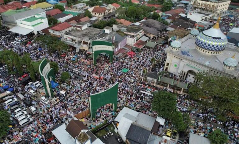D:\2025\Oktober 2025\28 Oktober 2025\5\hal 5\hal 5\LAUTAN jamaah haul Guru Sekumpul ke-18 yang memadati kawasan Sekumpul Martapura..jpg