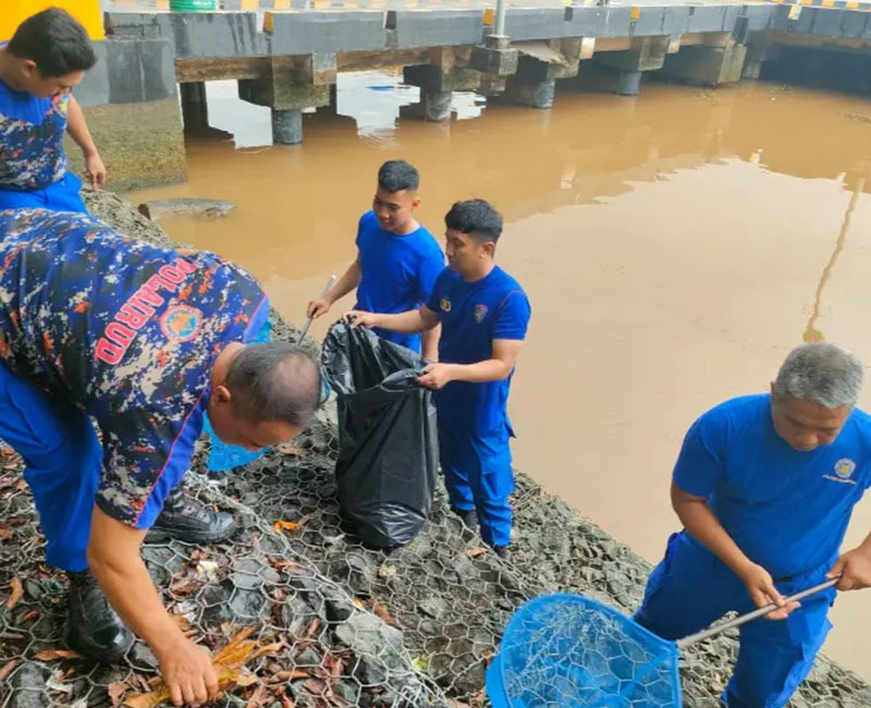 D:\2025\Oktober 2025\30 Oktober 2025\2\Sat Polairud Bersihkan Sampah di Sungai.jpg