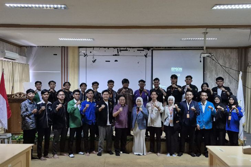 D:\2025\Oktober 2025\30 Oktober 2025\5\hal 5\hal 5\Anggota Komisi II DPRD Kalsel Firman Yusi bersama para peserta Forum Nasional.jpg